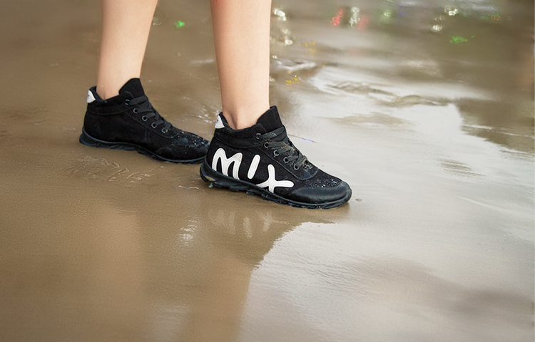 抽象鸟 韩版秋冬新款黑白字母拼色系带高帮运动休闲平底女鞋 黑色