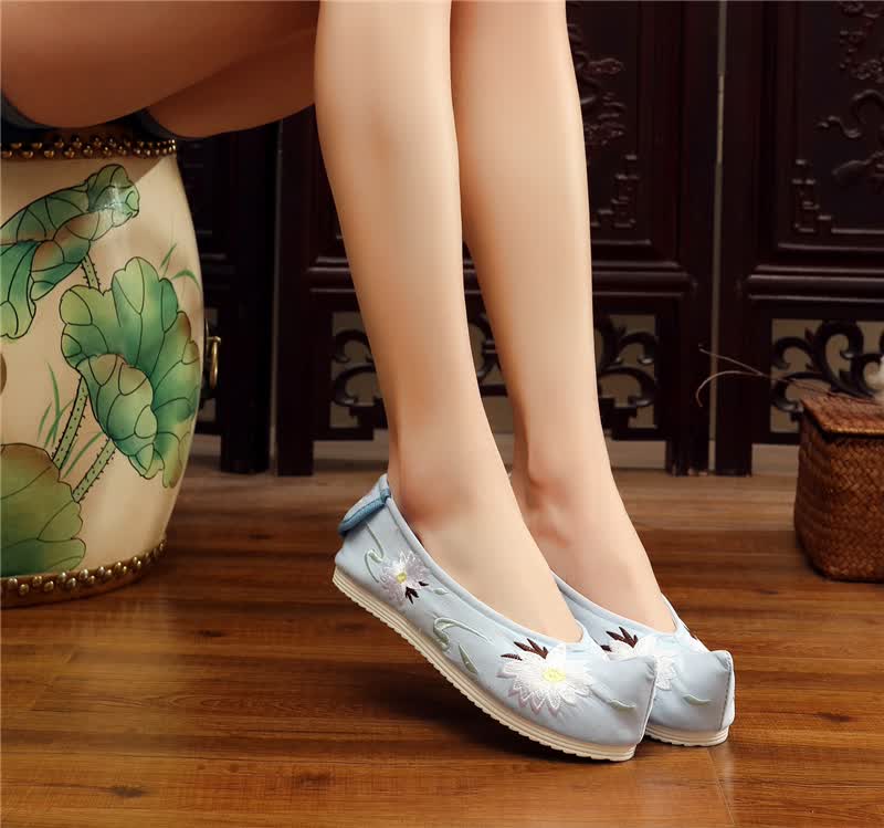 布鞋女春秋季新款淡雅刺绣绣花汉服弓鞋平底低帮舒适透气民族风中国风