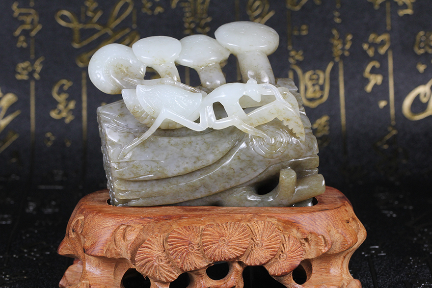 40g 品牌  玉根国脉 品名  螳螂 材质  和田玉 造型  摆件 重量  366.