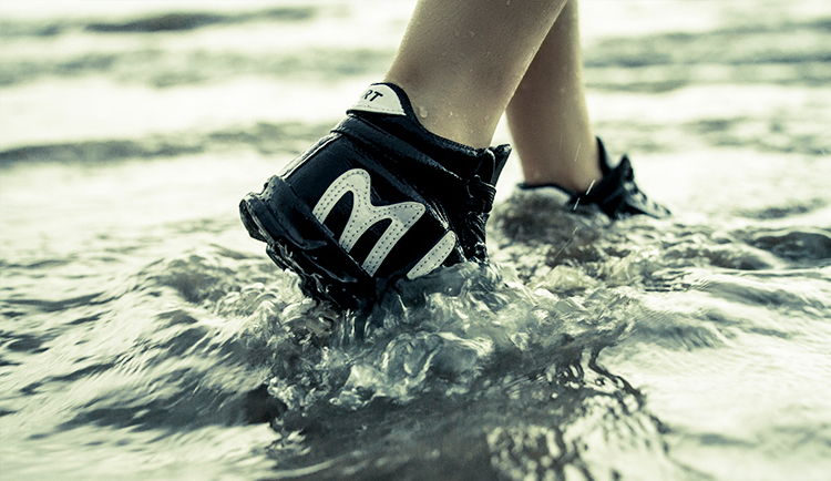 抽象鸟 韩版秋冬新款黑白字母拼色系带高帮运动休闲平底女鞋 黑色