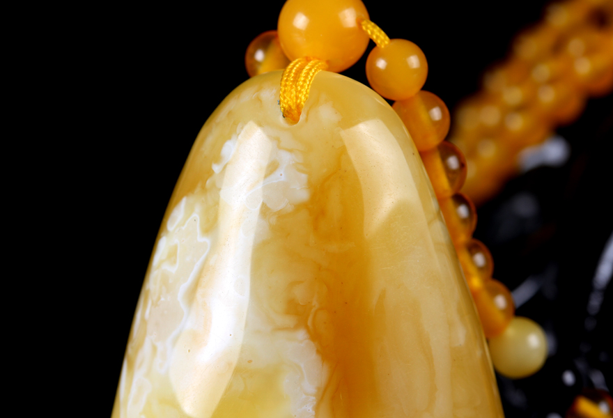 随形白花蜜蜜蜡挂件19.48克(含链) 【芯来电珠宝】