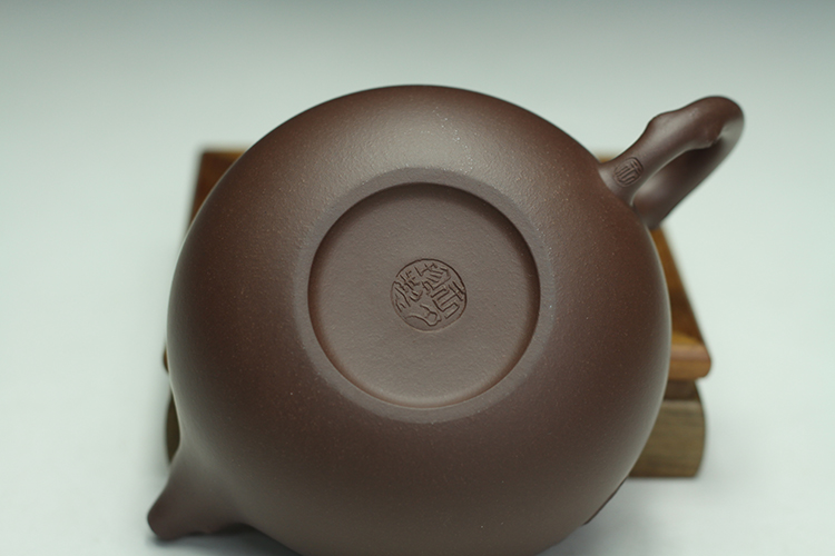 【作者】:王锡珍(陶缘记品牌特级工艺师) 【商品内容】:一壶 6口杯