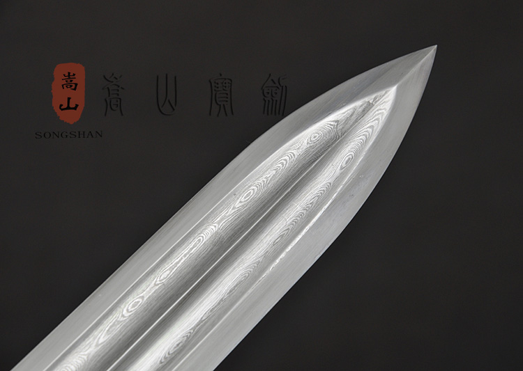 手工精细研磨的剑刃,如同镜面一样光亮,剑身反射的光映在剑鞘口的黄铜