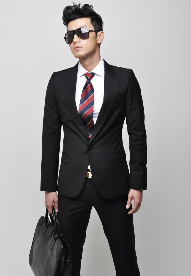 描述:此款西服能凸显男人身形,按东方人身材比例剪裁.