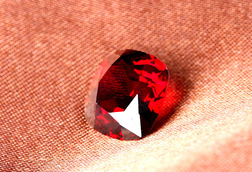 9克拉 绝美鸽血红 镁铝石榴石 1.58克 【沁碧珠宝】