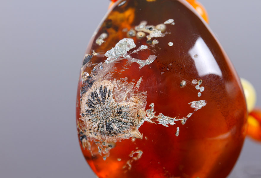 情人节*褐黄随形琥珀挂件 含鸡油黄蜜蜡链19.79克 【shiningbox】【图