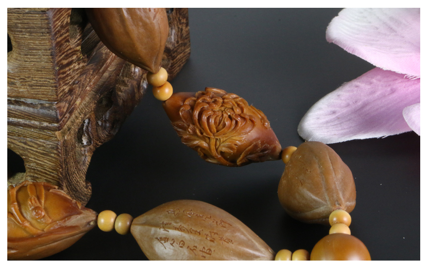 橄榄核雕名家胡小兰作品《梅兰竹菊》