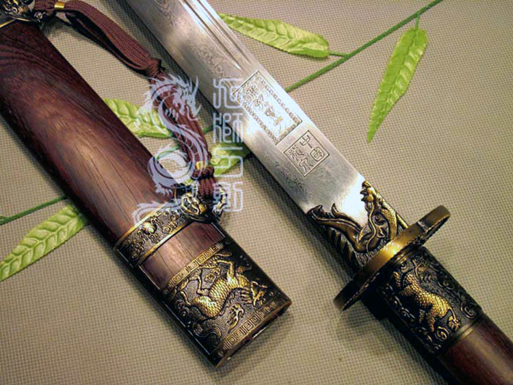 12道手工磨 ◎鞘材: 鸡翅木  ◎装具: 青古铜色合金 ◎特征: 些剑剑柄