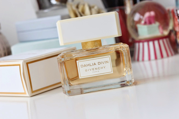 凯斯, 成为纪梵希dahlia divin大丽?圣金香水的灵感缪斯.