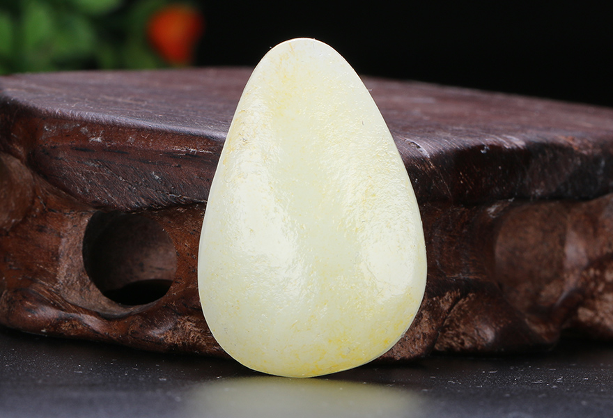 和田玉白玉连年有余挂件,油润顺滑,精光内蕴,轮廓适手,玉面上雕刻金鱼