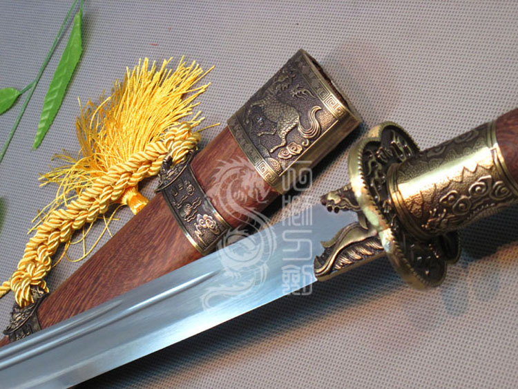 12道手工磨 ◎鞘材: 鸡翅木  ◎装具: 青古铜色合金 ◎特征: 些剑剑柄