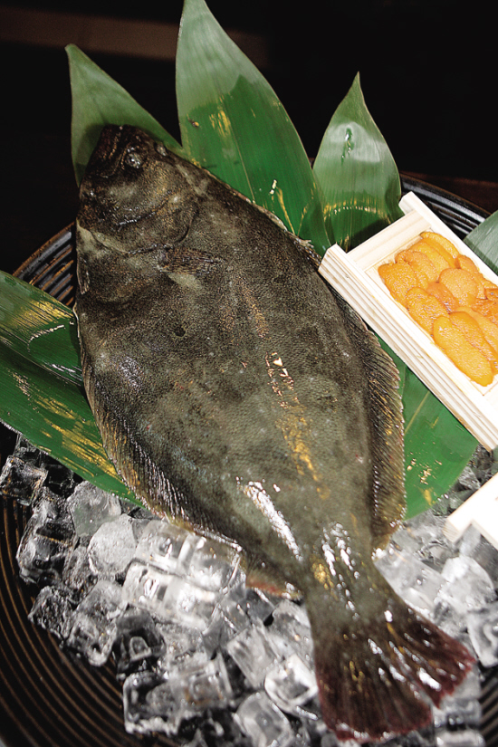 左口鱼一条(500克左右),大葱一段,姜一块,红椒1/4个,油两匙,盐半匙,蒸