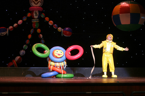 作为一对舞台伉俪,他们的表演默契十足,表演效果精彩,融魔术,哑剧为