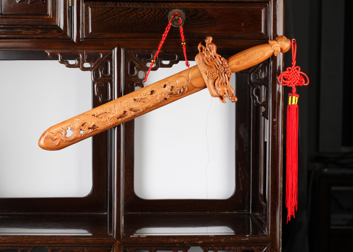 产品介绍: 桃木剑桃木剑是道教的一种法器,在中国传统习俗中也被认为