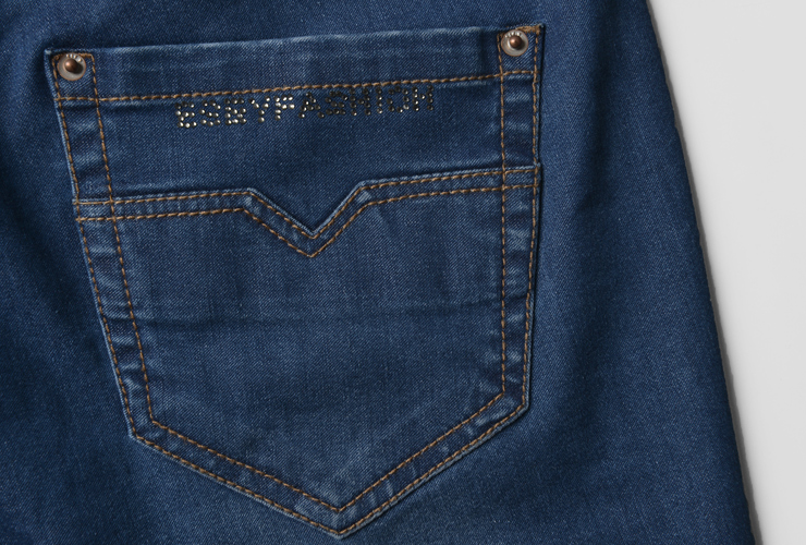 后贴袋经典的后贴袋设计是一种简单的衬托,细致的拼接和水钻装饰大气