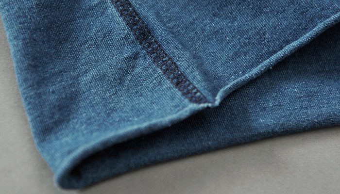 衣服边采用自己的卷边设计,无走线缝制.