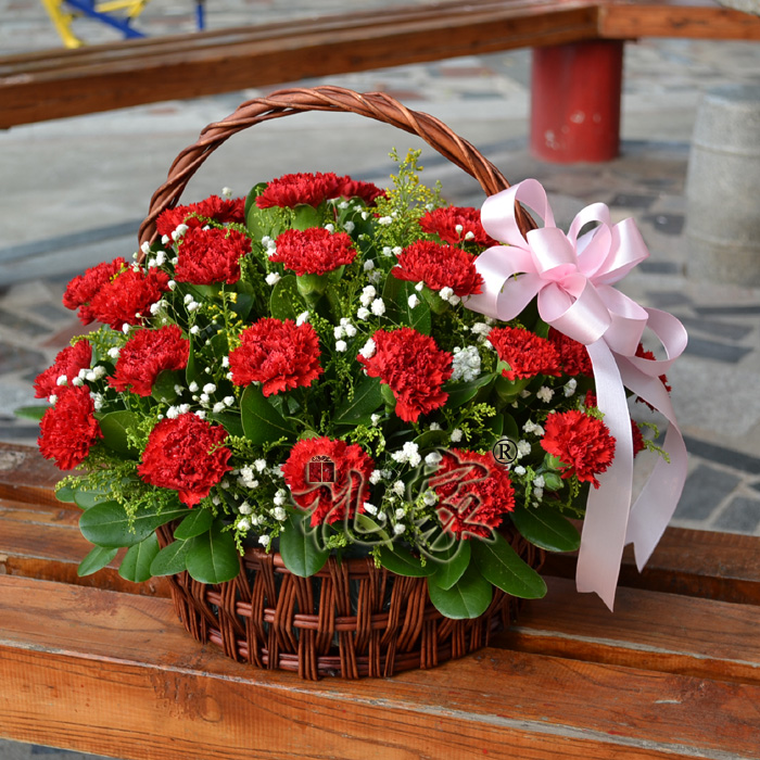 红色款花材:30只红色康乃馨,绿材 漫天星点缀适量,插手提花篮,蝴蝶结