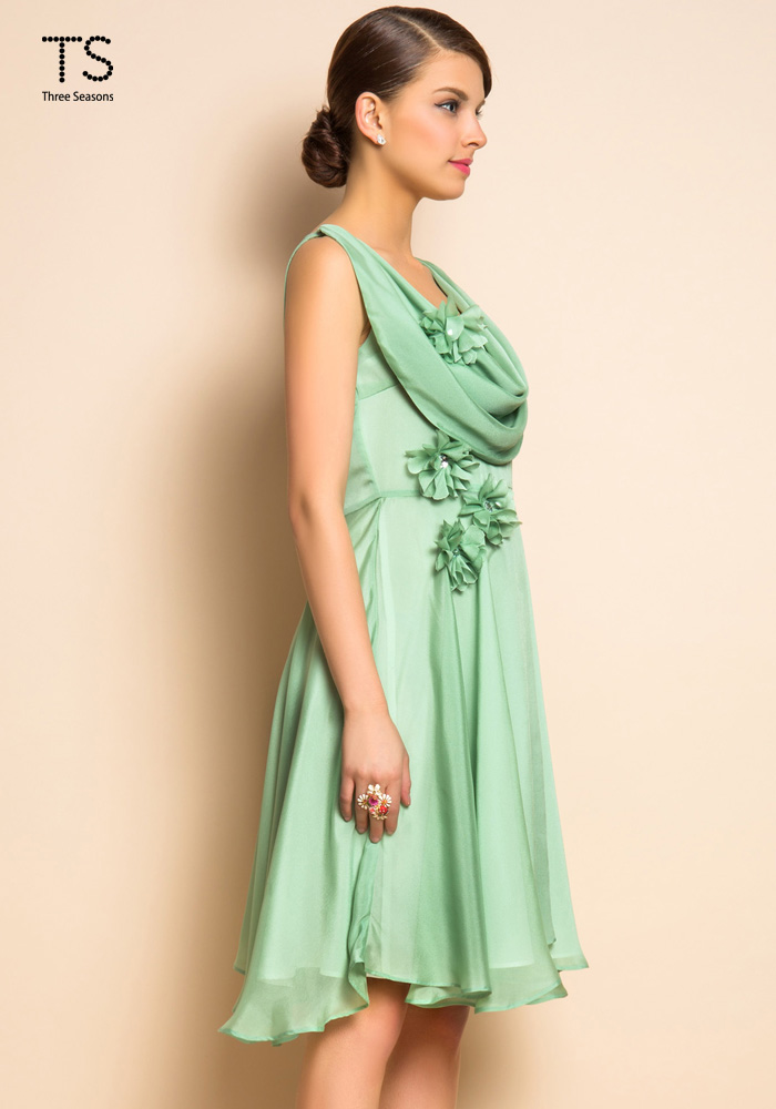 垂领立体花朵紧腰大摆连衣裙