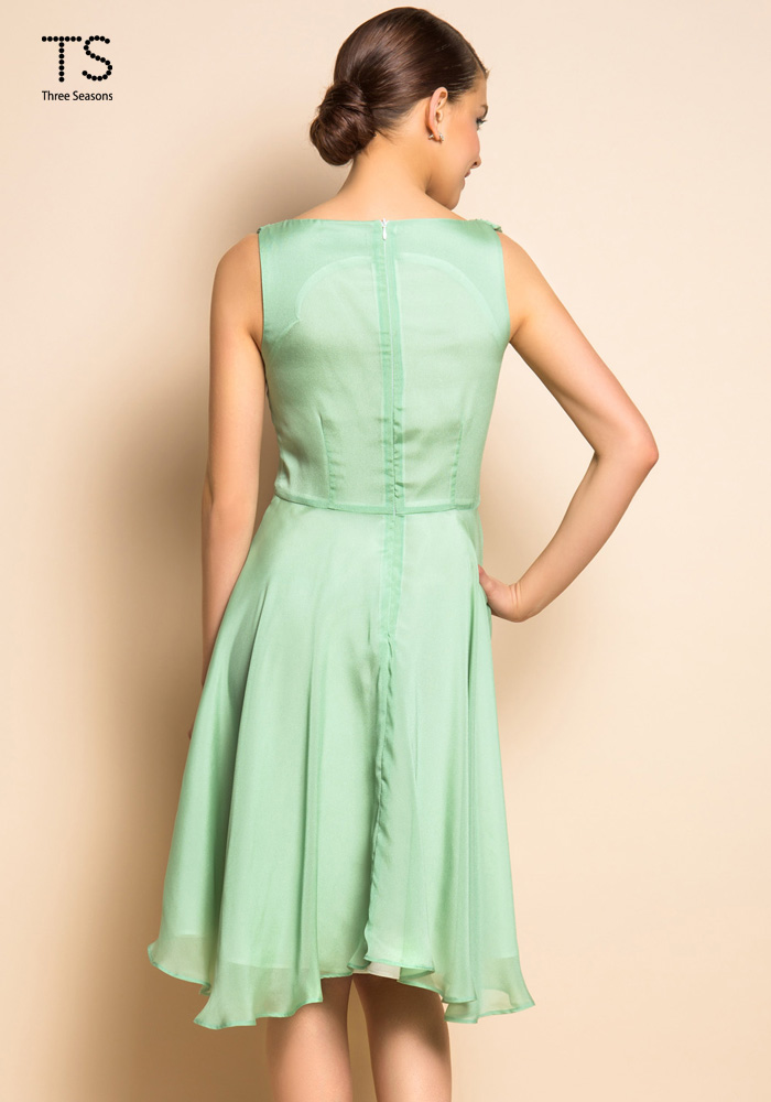 垂领立体花朵紧腰大摆连衣裙