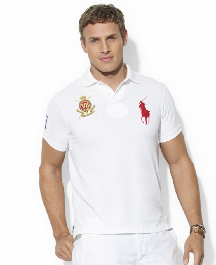 relaxed-fitting polo is crafted from comfortable cotton mesh and