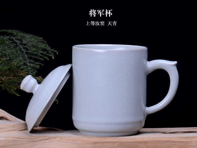 元首杯敞口直柱,杯形硕大,稳重端庄,气骨雄壮.