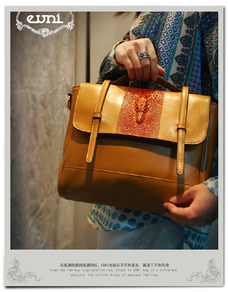 euni 优妮真皮女包系列 复古蛇纹手拿斜跨牛皮邮差包 焦糖驼 3010a