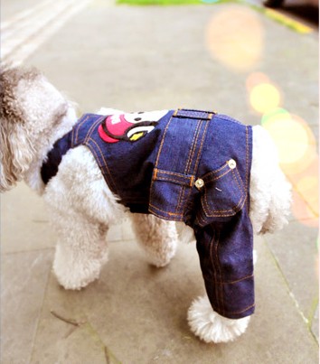 胸围,身长,体重 来选择,一般选择衣服的胸围尺寸要比狗狗贴身胸围大