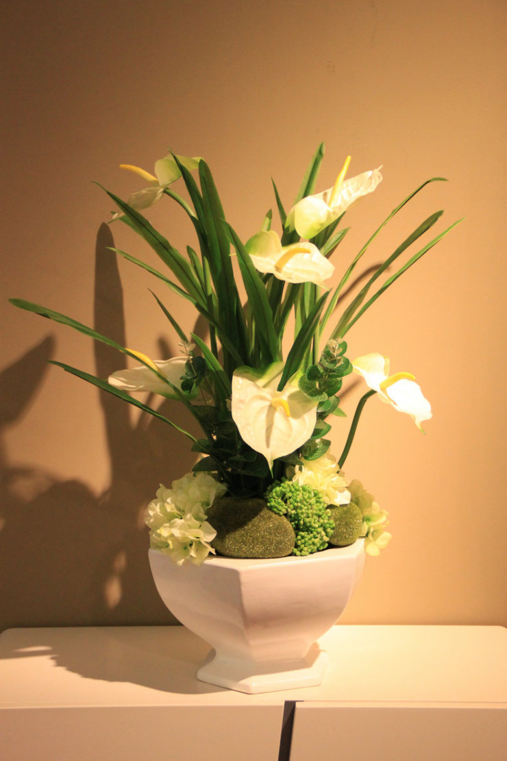 【材质/规格】:大号红掌/白色陶瓷花盆/若干花艺配材,整体花艺高度68