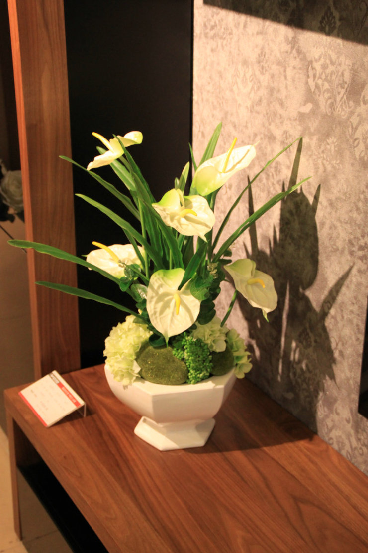 【材质/规格】:大号红掌/白色陶瓷花盆/若干花艺配材,整体花艺高度68