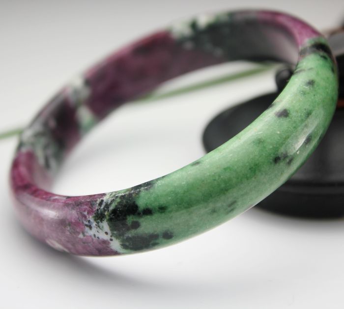 绿色的是绿帘石.它是与红宝石共生.