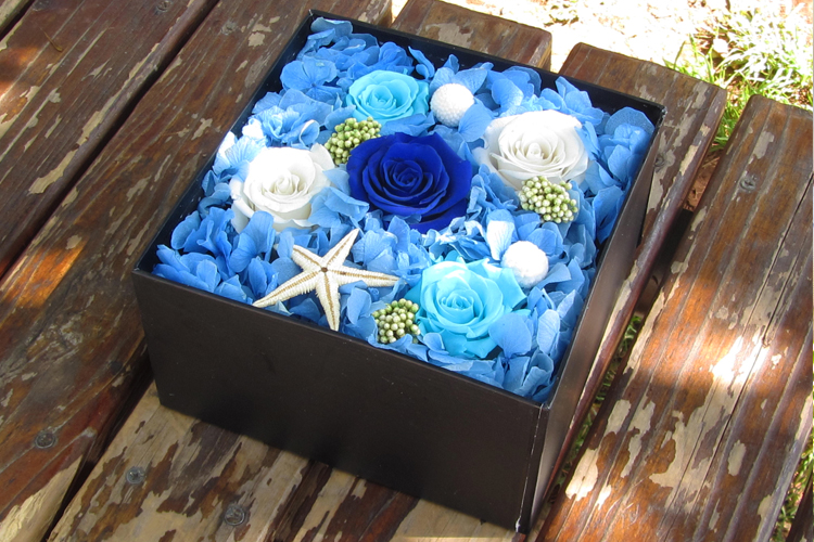 主材:2朵橘红,2朵黄色,1朵红色玫瑰 配材:,海王星,绣球,金球等 尺寸