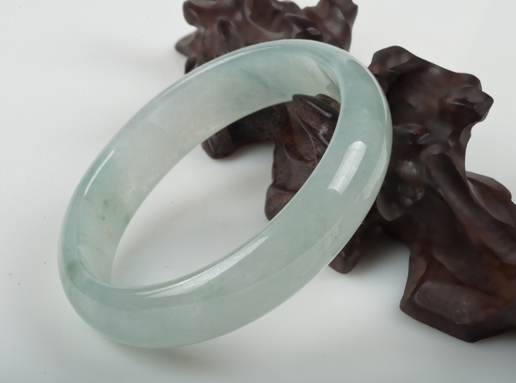 基本信息: 材质: 天然翡翠(a货)手镯 总重: 以实物为准 规格: 约55.