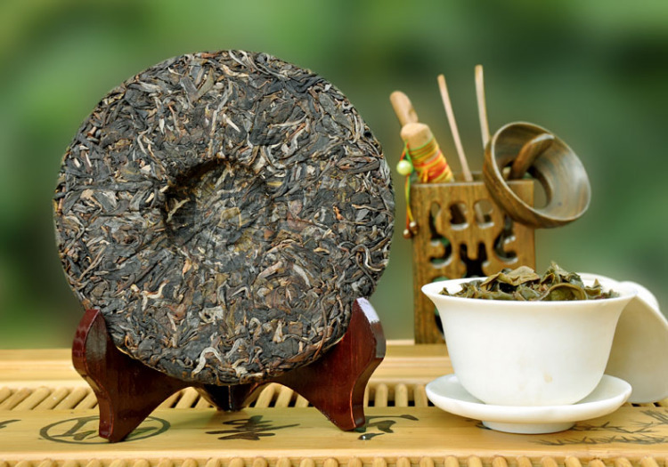 茶劲十足,梅子香与蜜香中渗透着幽澜香,谷雨前后所采芽茶味淡香入荷