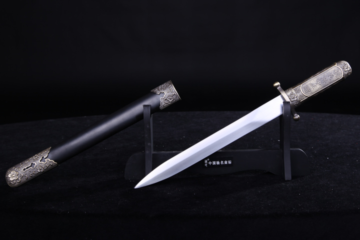 5厘米  剑刃材质>: 碳钢  鞘 材>: 黑漆木  装具材质>:锌合金装具  重