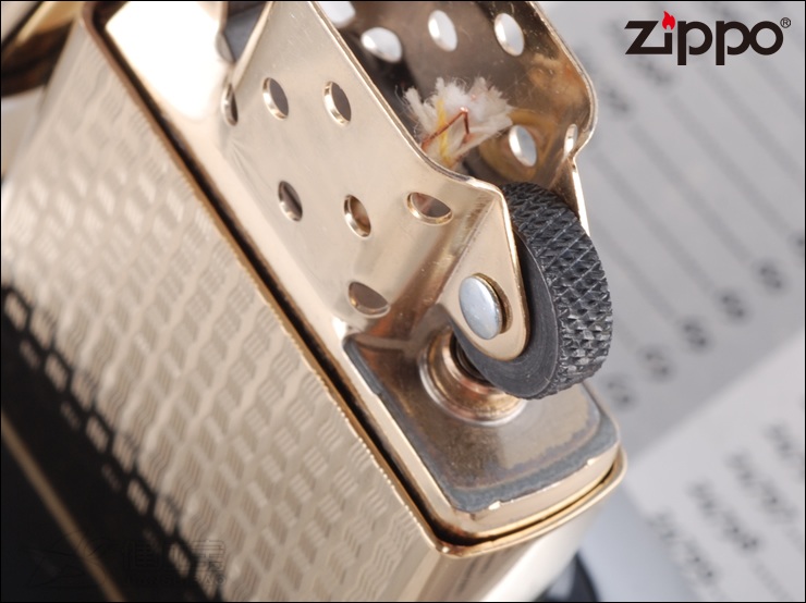 正品zippo专有的菱形火轮,是经久耐用的保证