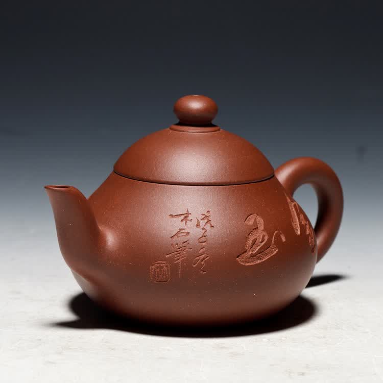 周伯其(木石)(工艺师) 作者简介:木石,本名周伯其,任淦庭高徒,在紫砂
