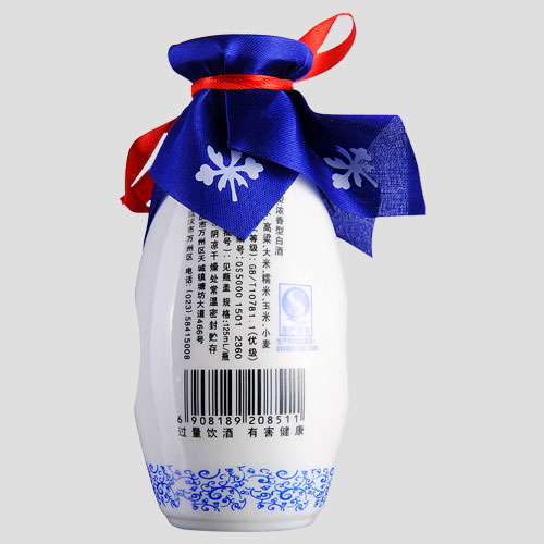 精心酿制 诗仙小酒 诗仙太白小酒-小诗仙,以独特的瓶形,古朴典雅的