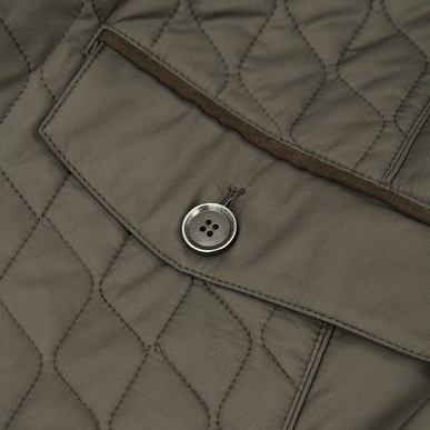 大身3袋,方便收纳,挖袋设计保证了服装的合体廓形与简约风格.