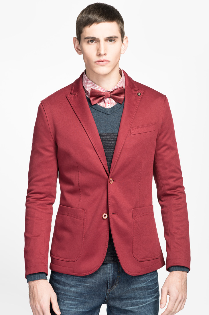 湿度的地方,有利于衣服纤维恢复疲劳,但湿度过大会影响西服定型的效果