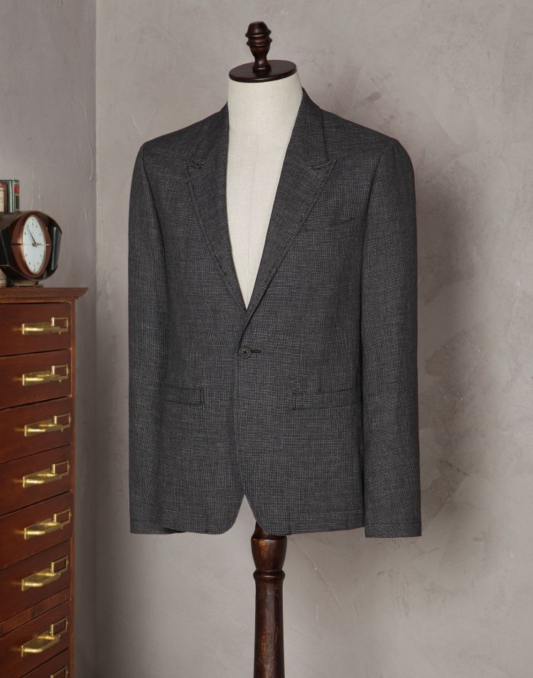 不可水洗/不可漂白/可熨烫 */可用低浓度四氯乙烯干洗/不可滚筒甩干