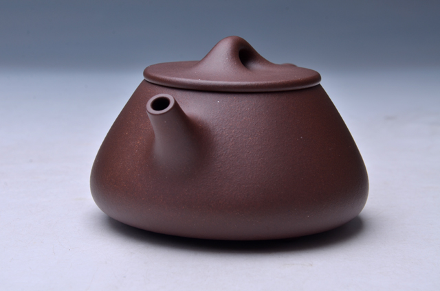 评:这是一把性价比高的小壶,做工好,泥料更好,出价很爽,款式更佳.