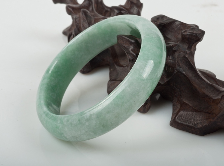 基本信息: 材质: 天然翡翠(a货)手镯 总重: 以实物为准 规格: 约54.