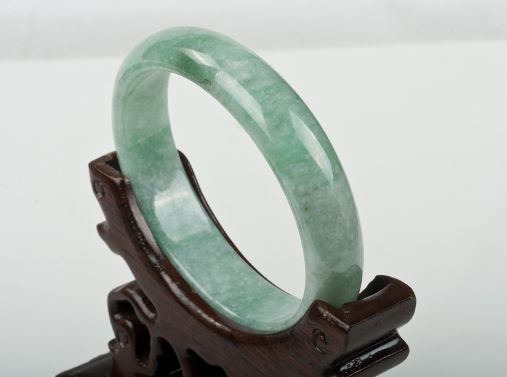 基本信息: 材质: 天然翡翠(a货)手镯 总重: 以实物为准 规格: 约54.