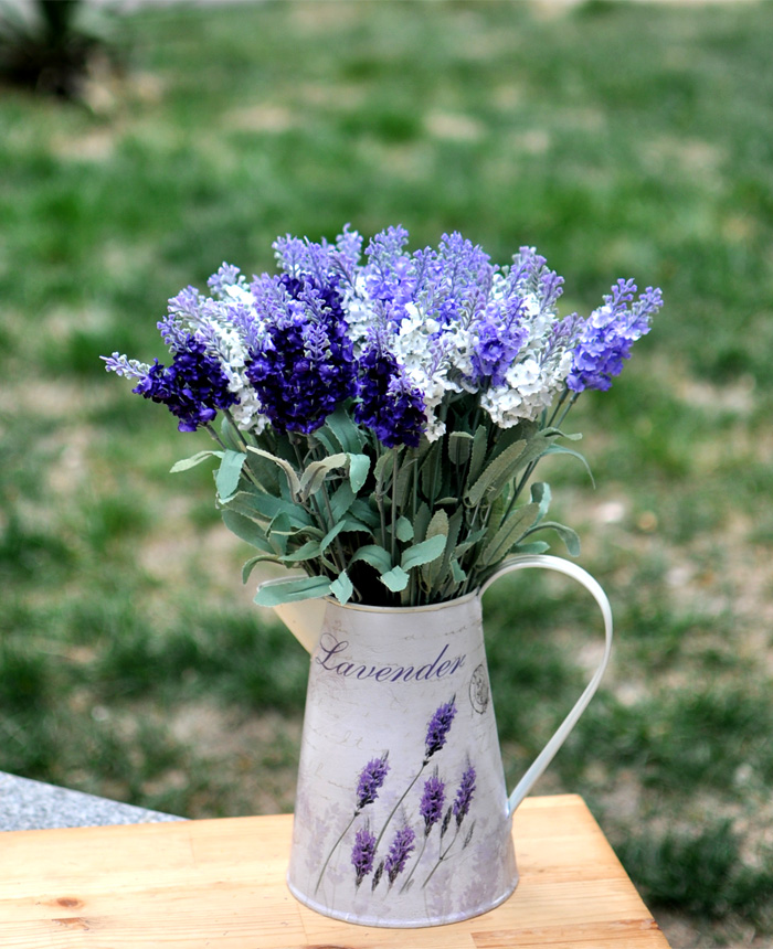 或者玻璃花器,草编花筐,只要和薰衣草作伴,都能搭配的恰到好处!