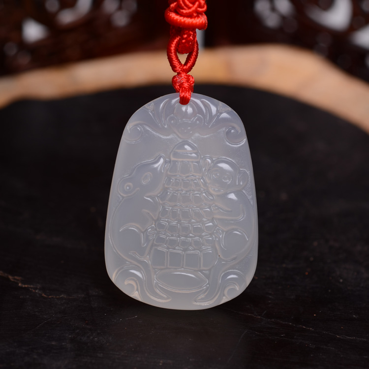 名称:2014马年属龙人吉祥物【祥安阁玲珑塔】白色玉髓吊坠护身符 规格