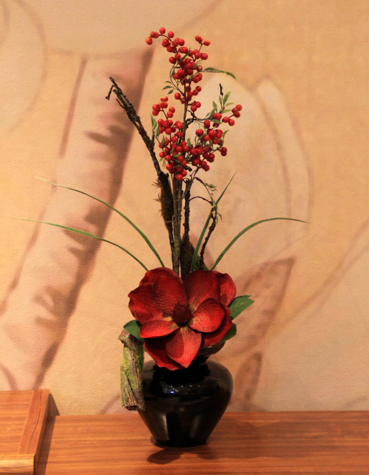 红与黑色系家居盆景,红色玉兰花搭配黑色陶瓷质感花瓶,配上红色相思豆