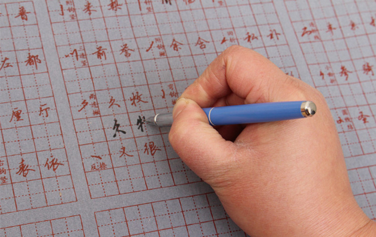 尺寸:35*46cm 材质:正面环保涂层,背面黑色绒布 注:钢笔水写布采用