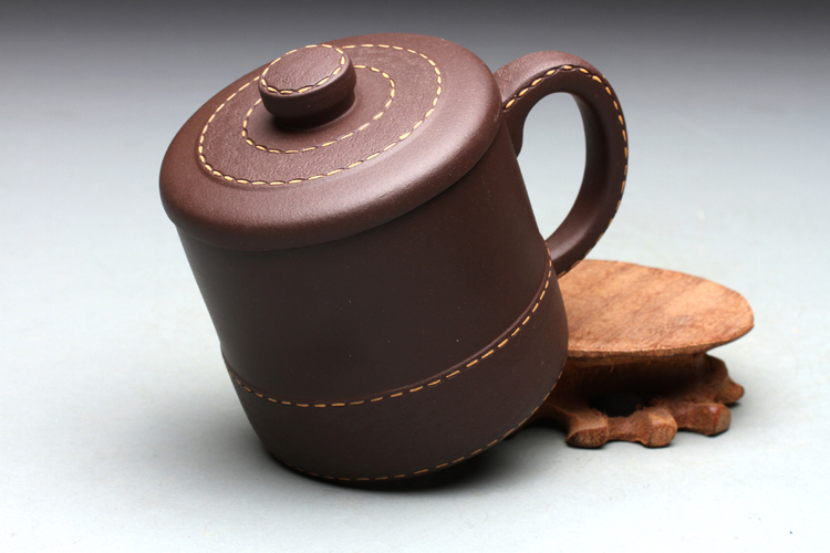 【壶评】:该杯选用原矿黄龙山陈腐老紫泥精心制作而成,极品紫砂泥,六