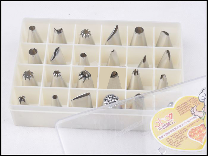 
                                        千团精工 裱花套装 225克不锈钢裱花嘴 烘焙工具 24头盒装 BHZ002                
