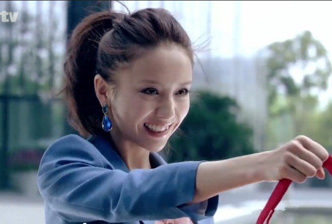 《断奶》主演佟丽娅在剧中穿的好ol哦.连我看了都非常的心动.